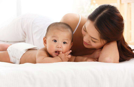 寶寶睡覺(jué)一驚一乍的怎么回事   睡覺(jué)一驚一乍原因介紹