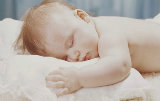 寶寶睡覺(jué)一驚一乍的怎么回事   睡覺(jué)一驚一乍原因介紹