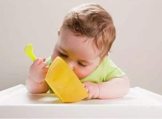 孩子多大可以自己吃飯 寶寶想學吃飯的3個信號
