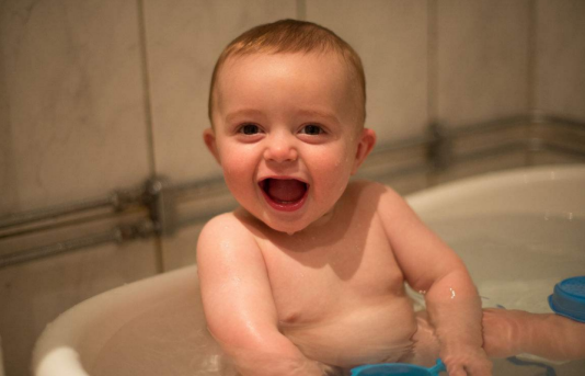 寶寶怕水不洗澡怎么辦  怕水不洗澡解決辦法