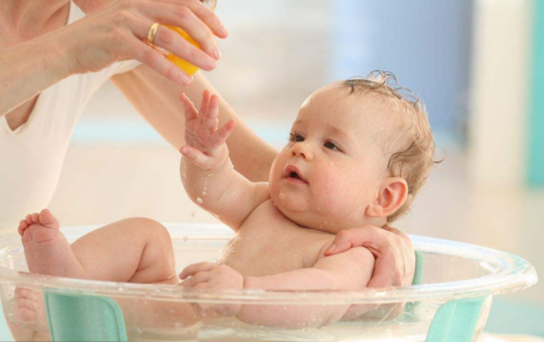 寶寶怕水不洗澡怎么辦  怕水不洗澡解決辦法