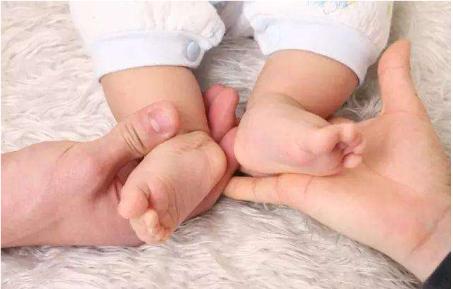 寶寶青蛙腿是怎么回事 如何幫助寶寶更快更好的塑造腿型 寶寶青蛙腿是怎么回事 如何幫助寶寶更快更好的塑造腿型