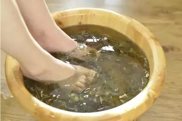 寶寶幾歲可以用熱水泡腳 小孩用艾葉泡腳的好處
