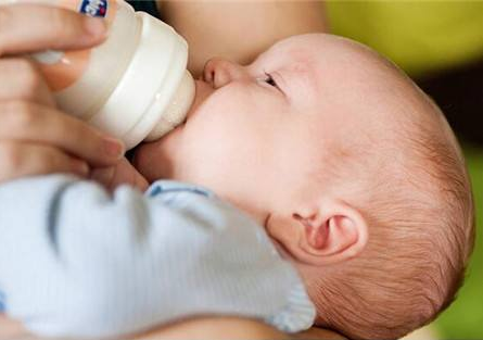 寶寶早上一起來就喝奶好嗎 寶寶喝奶粉注意事項(xiàng)