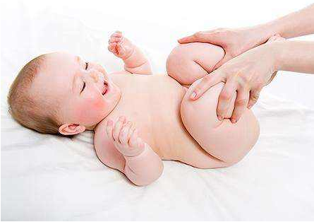 寶寶臀紋不對稱是正常的嗎 如何預防髖關(guān)節(jié)脫位