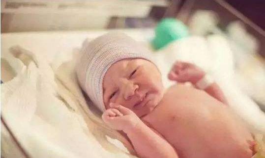 寶寶邊吃邊拉正常嗎 寶寶邊吃邊拉怎么辦 寶寶邊吃邊拉正常嗎 寶寶邊吃邊拉怎么辦