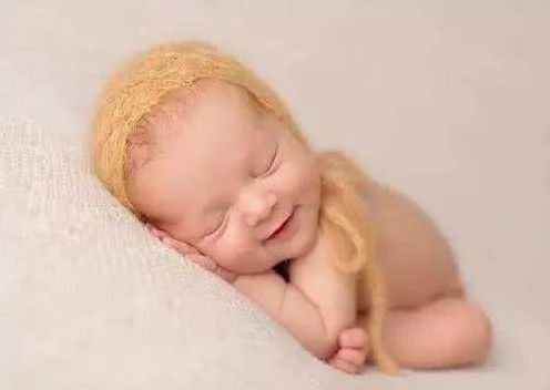 為什么嬰兒睡著時會微笑 越早會笑的嬰兒越聰明嗎 為什么嬰兒睡著時會微笑 越早會笑的嬰兒越聰明嗎