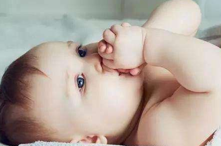 寶寶吃手應該阻止嗎 寶寶吃手的原因介紹 寶寶吃手應該阻止嗎 寶寶吃手的原因介紹