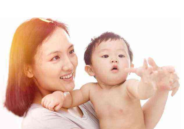 2個多月的新生兒對什么顏色比較敏感 新生兒視力發育過程