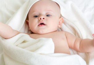 冬天寶寶睡覺不蓋手怎么辦   睡覺不蓋手解決方法