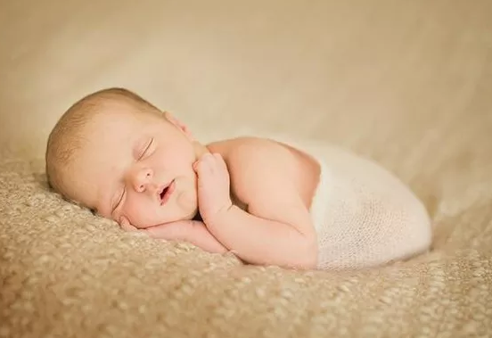 新生兒皮膚很黑怎么辦    新生兒皮膚能變白嗎