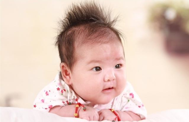 寶寶頭發豎著長是怎么回事 寶寶頭發豎著長正常嗎