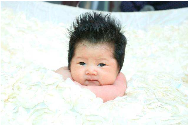 寶寶頭發豎著長是怎么回事 寶寶頭發豎著長正常嗎