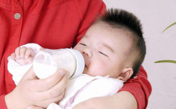 寶寶吃奶抽搐怎么辦    寶寶吃奶抽搐解決方法