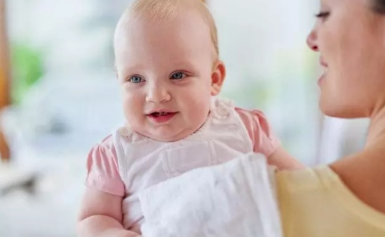 新生兒總是打嗝怎么辦   新生兒打嗝解決方法