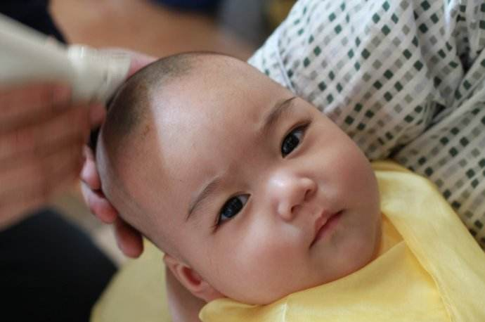 新生兒多久可以剪頭發 新生兒多久剪一次頭發比較好
