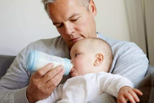 新生兒嗆奶怎么辦     預防寶寶嗆奶的方法