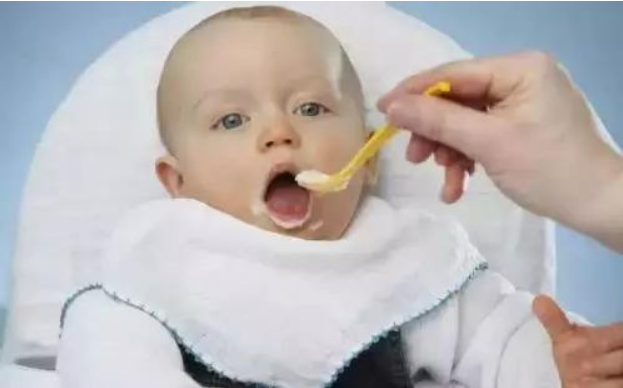 寶寶多大可以喝酸奶 寶寶喝酸奶需要注意什么