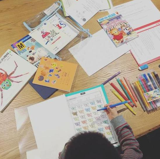 應采兒曬Jasper埋頭做作業(yè) 心疼5歲Jasper課業(yè)繁重