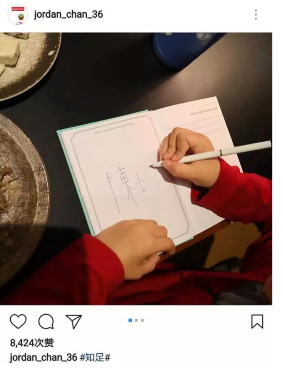 應采兒曬Jasper埋頭做作業(yè) 心疼5歲Jasper課業(yè)繁重