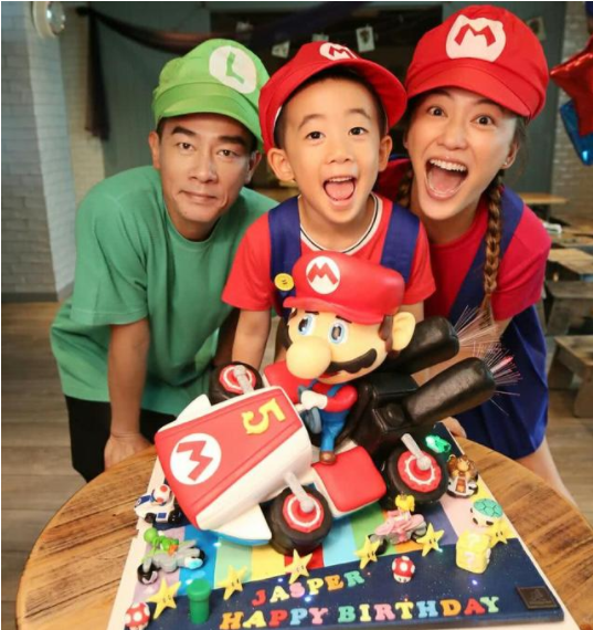 應采兒曬Jasper埋頭做作業(yè) 心疼5歲Jasper課業(yè)繁重