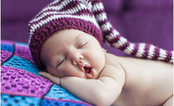 寶寶睡覺翻白眼正常嗎 寶寶睡覺翻白眼是怎么回事