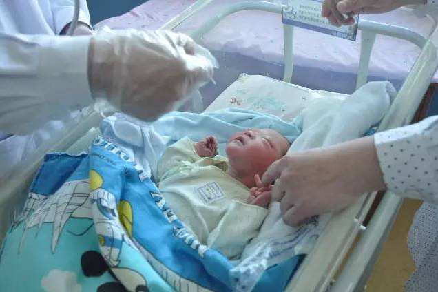 新生兒眼底篩查是檢查什么 眼底檢查時寶寶會很疼嗎