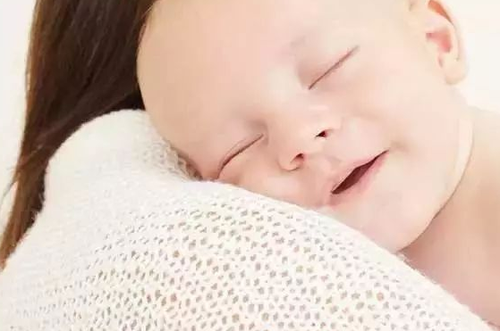 長時間抱寶寶有危害 長時間抱寶寶的危害