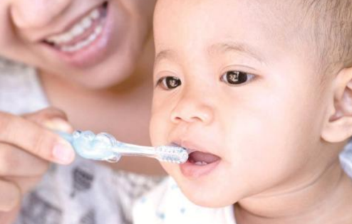 寶寶牙齒涂氟會中毒嗎 牙齒涂氟劑量介紹 寶寶牙齒涂氟會中毒嗎 牙齒涂氟劑量介紹