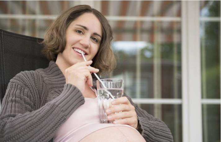 孕晚期總是口渴是什么原因 孕婦如何科學喝水