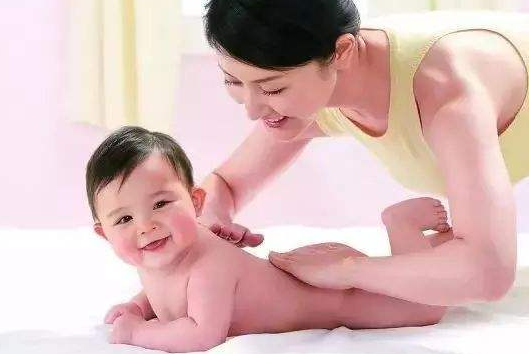 媽媽可以這樣做 嬰兒撫觸好處多 媽媽可以這樣做 嬰兒撫觸好處多