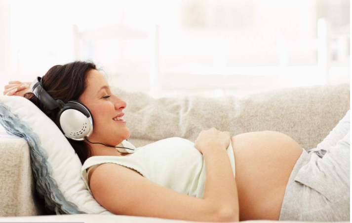 懷孕期間胎兒最喜歡聽(tīng)什么聲音 胎兒聽(tīng)力發(fā)育關(guān)鍵期