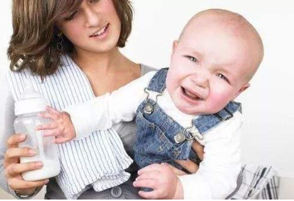 寶寶不肯吃奶瓶怎么辦 如何讓寶寶順利接受奶瓶