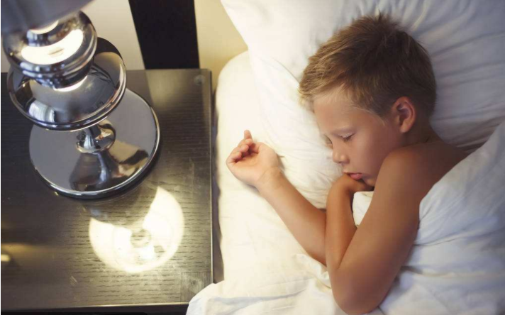 開夜燈睡覺對寶寶有什么影響 如何科學(xué)使用小夜燈
