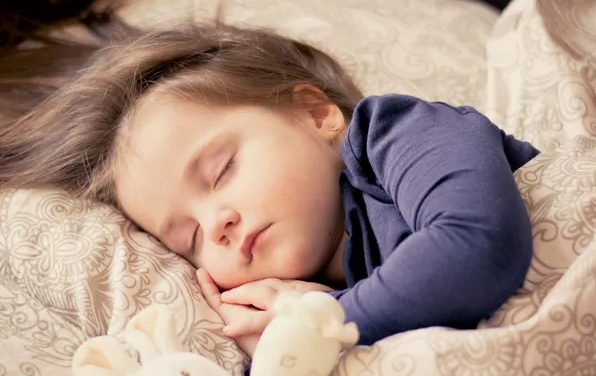 寶寶踢被子是因為熱嗎 寶寶踢被子的原因 寶寶踢被子是因為熱嗎 寶寶踢被子的原因