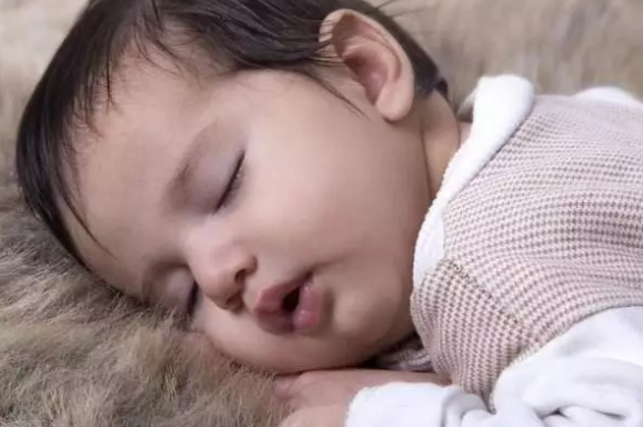 寶寶踢被子是因為熱嗎 寶寶踢被子的原因 寶寶踢被子是因為熱嗎 寶寶踢被子的原因