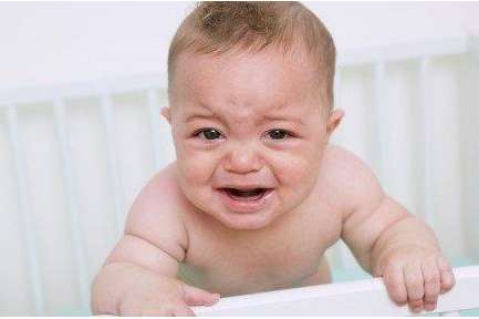 寶寶吐奶有痰粘液是怎么回事 如何幫助寶寶排痰