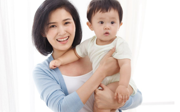 寶寶幾個月能豎抱 正確的豎抱姿勢 寶寶幾個月能豎抱 正確的豎抱姿勢