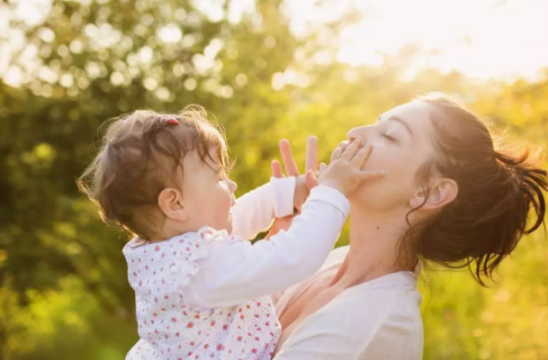 寶寶一抱就哭怎么辦  寶寶一抱就哭解決辦法