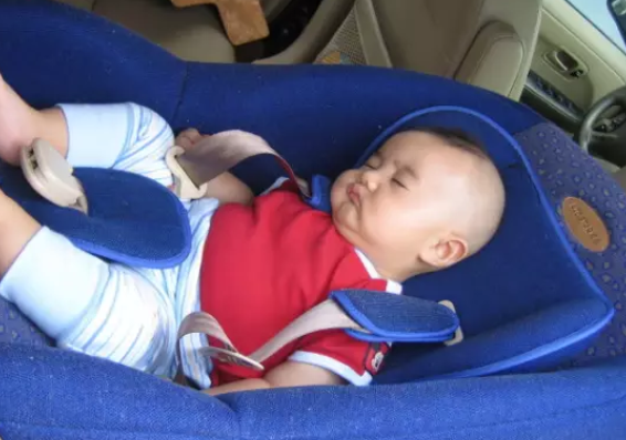 孩子不肯坐安全座椅怎么辦 不坐安全座椅解決方法