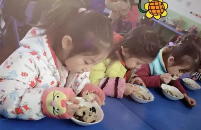 幼兒園冬至吃餃子語錄 2018冬至幼兒園包餃子活動內(nèi)容