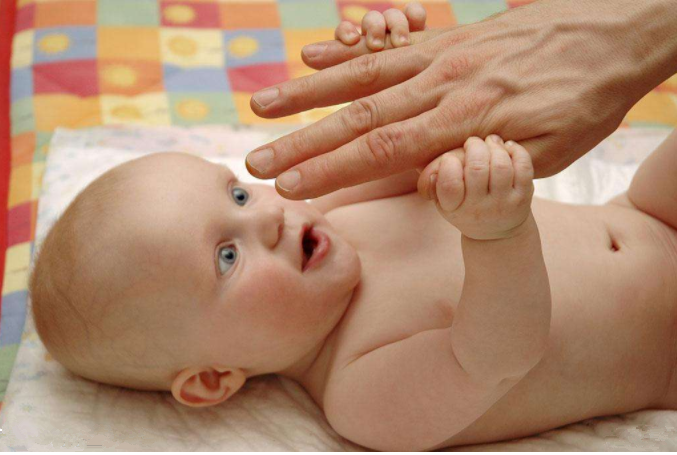 寶寶斗雞眼正常嗎 寶寶斗雞眼怎么辦