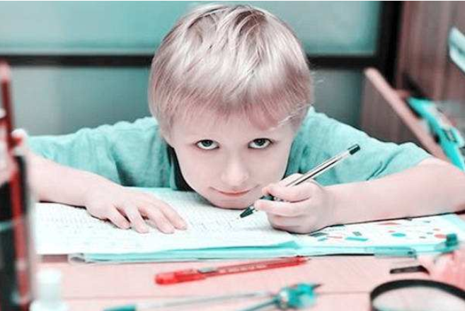 孩子左撇子更聰明嗎 孩子左撇子需不需要糾正