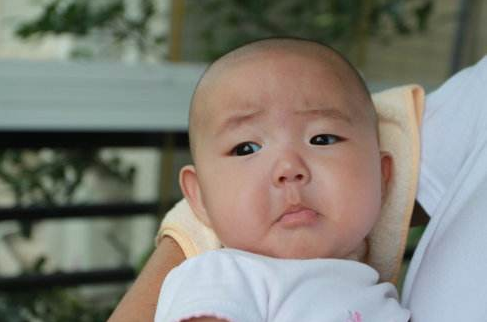 寶寶睡覺醒來總是哭怎么回事 寶寶睡覺總是醒怎么辦