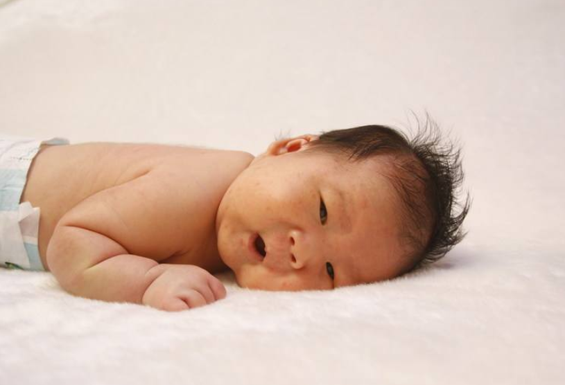 嬰兒趴著睡更聰明嗎 寶寶趴著睡需要注意什么