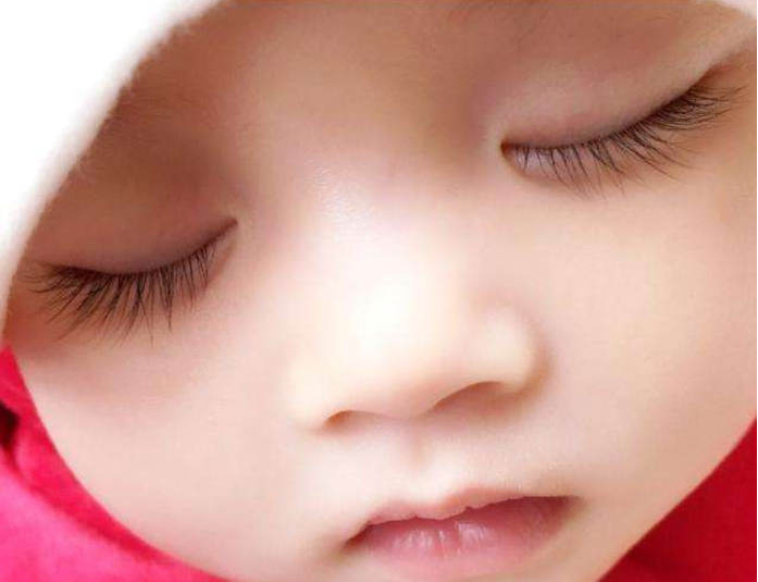 寶寶睫毛倒長會自己好嗎 寶寶眼睫毛倒長怎么辦