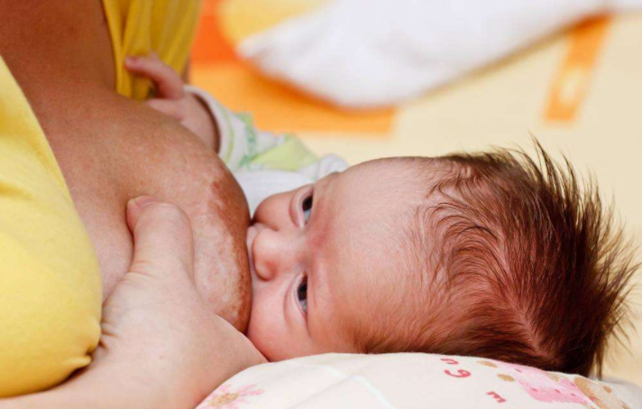 孩子經常摸媽媽乳房怎么辦 孩子經常摸媽媽乳房要制止嗎