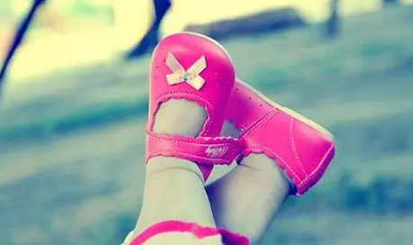 寶寶多大要穿鞋子 寶寶穿鞋子的最佳時間 寶寶多大要穿鞋子 寶寶穿鞋子的最佳時間