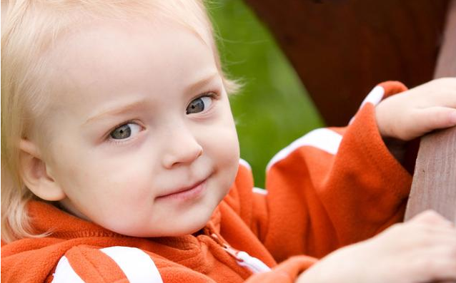 大人說話為什么小孩愛插話 怎么糾正小孩愛插話的行為