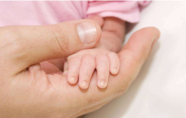 孩子指甲凹凸不平是缺乏營養(yǎng)嗎 怎么從寶寶指甲看身體健康狀況